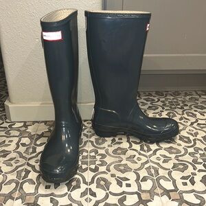 Medium grey Hunter brand rain boots